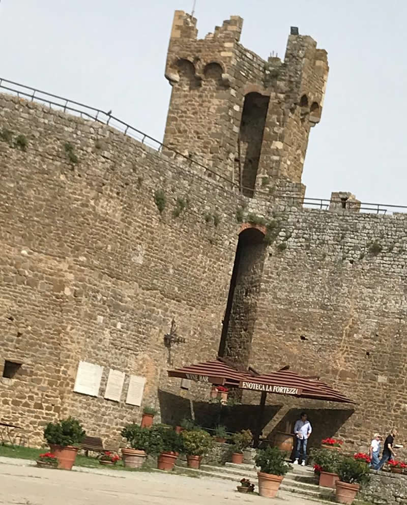 MONTALCINO - Província de Siena, Itália - A cidade do Famoso Vinho Brunello de Montalcino. Por: Zilda Brandao MONTALCINO - Província de Siena - Por: Zilda Brandao