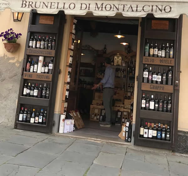 MONTALCINO - Província de Siena, Itália - A cidade do Famoso Vinho Brunello de Montalcino. Por: Zilda Brandao MONTALCINO - Província de Siena - Por: Zilda Brandao