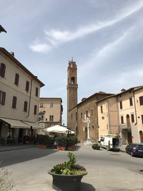 MONTALCINO - Província de Siena, Itália - A cidade do Famoso Vinho Brunello de Montalcino. Por: Zilda Brandao MONTALCINO - Província de Siena - Por: Zilda Brandao