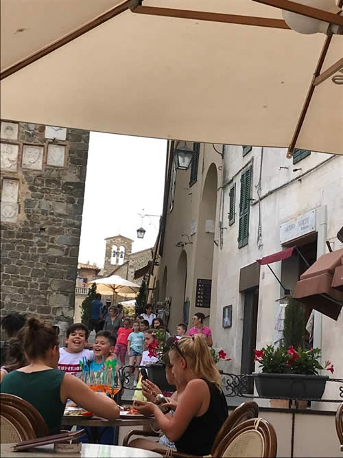 MONTALCINO - Província de Siena, Itália - A cidade do Famoso Vinho Brunello de Montalcino. Por: Zilda Brandao MONTALCINO - Província de Siena - Por: Zilda Brandao