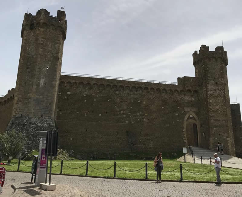 MONTALCINO - Província de Siena, Itália - A cidade do Famoso Vinho Brunello de Montalcino. Por: Zilda Brandao MONTALCINO - Província de Siena - Por: Zilda Brandao