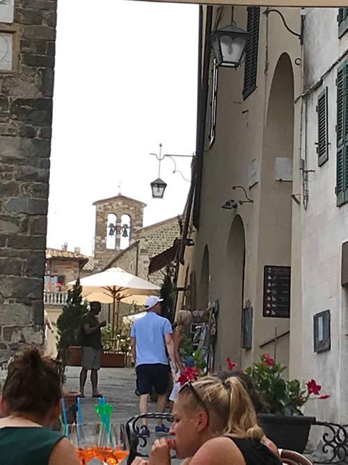 MONTALCINO - Província de Siena, Itália - A cidade do Famoso Vinho Brunello de Montalcino. Por: Zilda Brandao MONTALCINO - Província de Siena - Por: Zilda Brandao