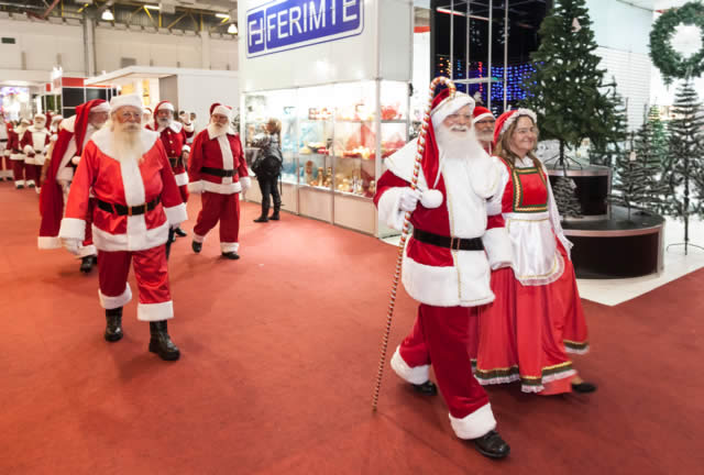 Natal antecipado:Feira em São Paulo tem show de clássicos e encontro de Papais Noéis