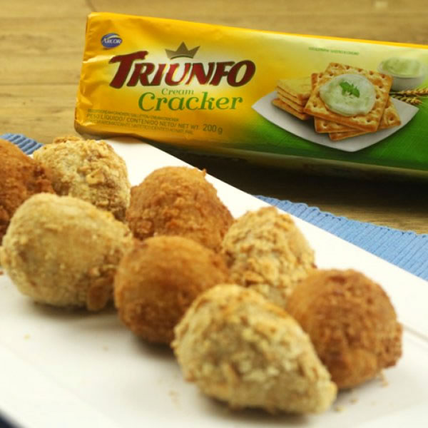 Coxinha de Frango com biscoito Triunfo Cracker