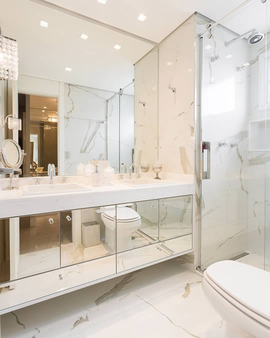 Ideia Glass: Combinação de espelhos e porcelanato tipo mármore oferece visual clean e sofisticado ao banheiro Ideia Glass