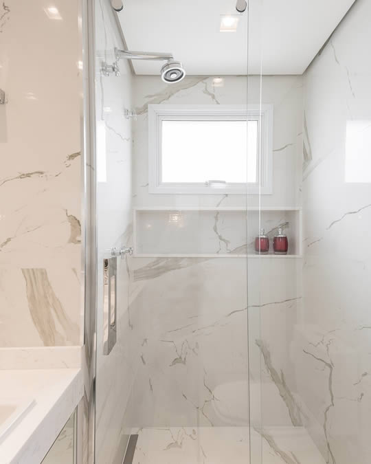 Ideia Glass: Combinação de espelhos e porcelanato tipo mármore oferece visual clean e sofisticado ao banheiro Ideia Glass